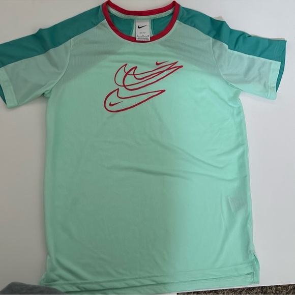 Nike bundle of 3 -
2 Tshirts and 1 zip up windbreaker - Picture 9 of 12